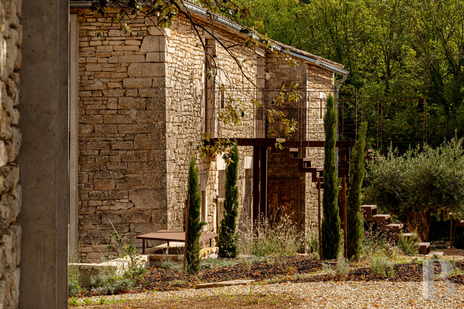 Dans le Gard, en bordure de l’Ardèche, un ancien mas restauré au milieu des oliviers, des vignes et des lavandes - photo  n°30